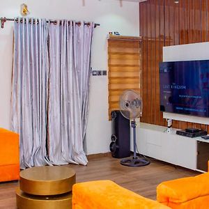 Luxury 3-Bedroom Duplex Fast Wifi & 247Power Lagos Exterior photo