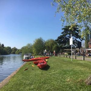 River Cabin Retreat Villa Shepperton Exterior photo