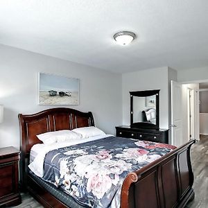 Amazing 5Bedroom, 3Baths, Ac, Quiet Rd, Close To Lrt Calgary Exterior photo