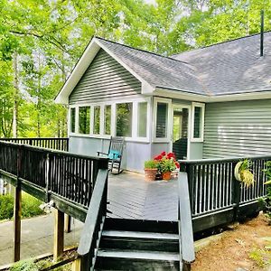 Stunning Lake Front Home With Stunning Decor Mill Spring Exterior photo