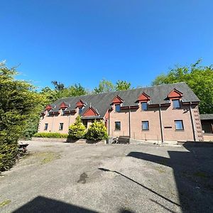 Oyo Mackay'S Travel Lodge Hotel Strathpeffer Exterior photo