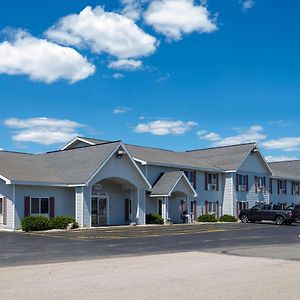 Baymont By Wyndham Marinette Hotel Exterior photo