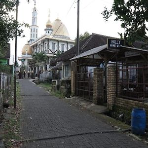 Spot On 92698 Holy Homestay Banyuwangi  Exterior photo