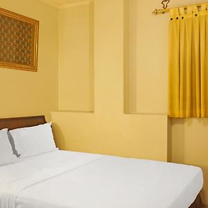 Super Oyo Collection O 92690 Hotel Limas Palembang Exterior photo