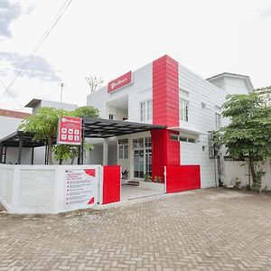 Reddoorz Syariah Near Gor Bung Karno Nganjuk Hotel Exterior photo