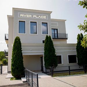 River Place Hotel Pitesti Exterior photo