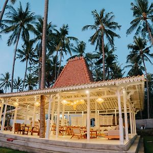Senang Resort Tianyar Exterior photo