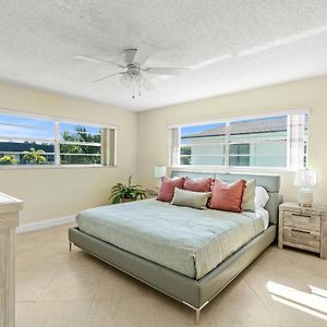 1 Block To The Beach! King Beds! Spacious! Apartment West Palm Beach Exterior photo