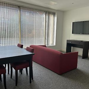 1 Bedroom Spacious Apartment In Hounslow Exterior photo