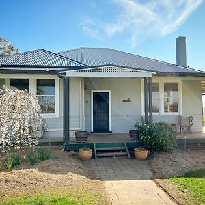 Linden Cottage Farm Stay Harden Exterior photo