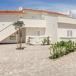 2 Bedroom Awesome Apartment In Novalja Exterior photo