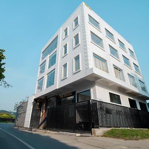 The Triana Hotel Varanasi Exterior photo