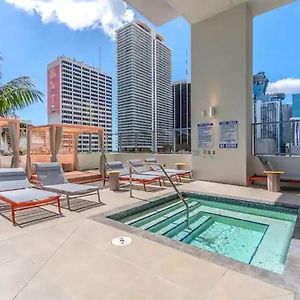 Luxury Downtown Retreat - 4 Person Capacity, Skyline & Ocean Views, Beach Proximity, 24Hr Gym, Pool, Hot Tub & Lounge Miami Exterior photo