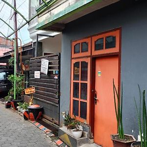 Oyo Life 93382 Gajayana Kost Female Only Syariah Hotel Jenggrik Exterior photo