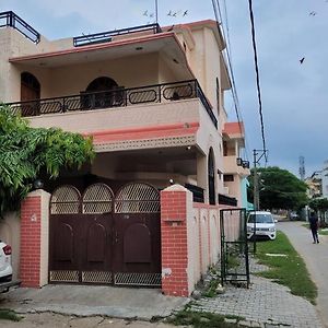 Independent And Quiet 2Nd Floor Apartment Varanasi Exterior photo