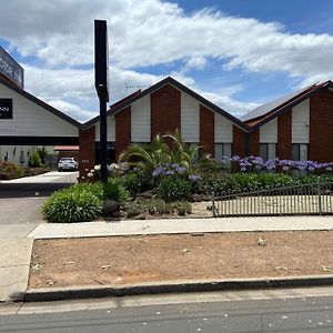 Melton Motor Inn And Apartments Exterior photo