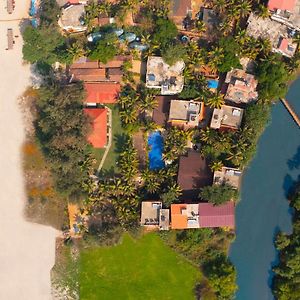 Mandrem Beach Resort, A Member Of Radisson Individuals Retreat Exterior photo