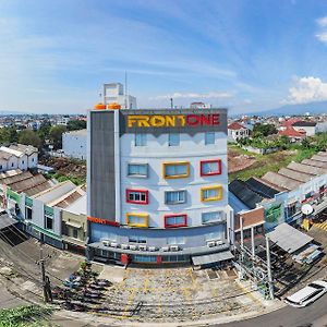 Front One Budget Malang By Azana Hotel Exterior photo