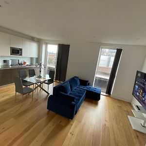 Luxury Top Floor Penthouse Apartment Near Heathrow London Exterior photo