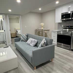 Brand New 2 Bedrooms Modern Guest Suite With Separate Entrance Calgary Exterior photo