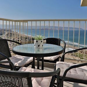 דירות קו ראשון לחוף - Apartments First Line To The Beach Qiryat Yam Exterior photo