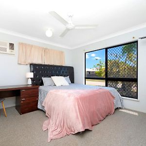 Beautiful Home Stay In Townsville Rosslea Exterior photo