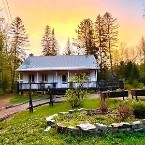 Chalet De L'Ours Bord Riviere - Lit King Size - Petit Dejeuner Bio - Table De Pool Villa Saint-Alexis-des-Monts Exterior photo