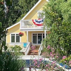 Upstairs Alki Beach Apartment - Seattle -Historic-1858 Exterior photo