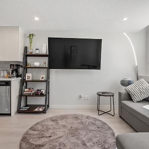 Cozy Rockland Park Unit+Parking Apartment Calgary Exterior photo