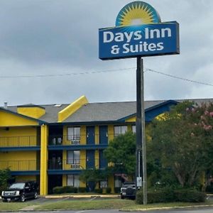 Days Inn & Suites By Wyndham Mobile Tillmans Corner Exterior photo