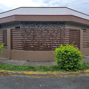 Ledy'S Inn Turrialba Exterior photo