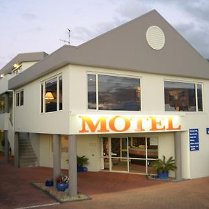 Baycourt Lakefront Motel Taupo Exterior photo