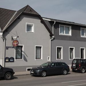 Pension Casa Topolino Hotel Wiener Neustadt Exterior photo