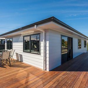 Middle Island Bach - Taupo Holiday Home Exterior photo