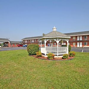 Surry Inn - Dobson Exterior photo