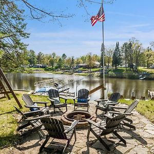 Lakefront Oasis With Private Beach, Sleeps 8 Villa Alger Exterior photo