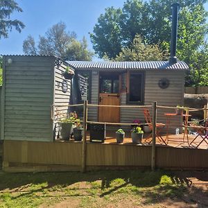 Brewers Bolt Cozy Unique Shepherds Hut Dog Friendly Hot Tub! Villa Dallington  Exterior photo