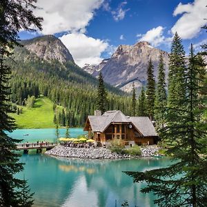 Emerald Lake Lodge Field Exterior photo