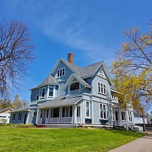 Andy'S Blue House Hotel Charlottetown Exterior photo