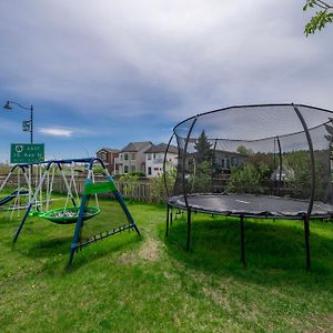 Family Playhouse Villa Calgary Exterior photo