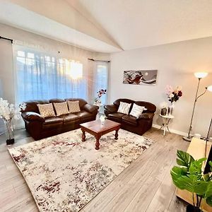 Main Floor Suite In Detached Bungalow With Parking And Kitchen Calgary Exterior photo