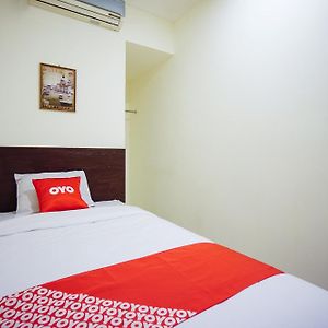 Super Oyo 1838 Cozy Home Manado Room photo