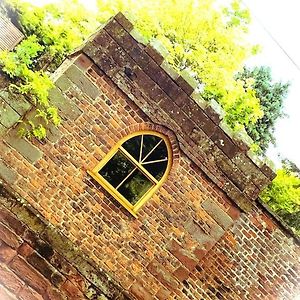 Stay In A Castle! Unique & Luxurious Historical Apartment, Self Contained, Free Parking & Wi-Fi Chester Exterior photo