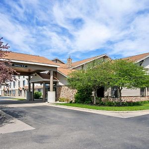 White Pine Inn & Suites Holland Exterior photo