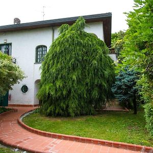 Villa Su Lago Privato A Due Passi Da Milano Segrate Exterior photo