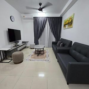 Dila'Z Kayangan Alanis Residence Sepang Exterior photo