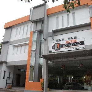 Boulevard Hotel Manado Exterior photo