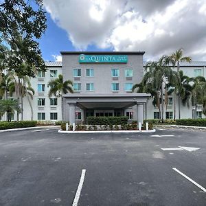 La Quinta Inn & Suites By Wyndham Sawgrass Sunrise Exterior photo