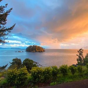 Beaver Beach Vacation Home Madeira Park Exterior photo