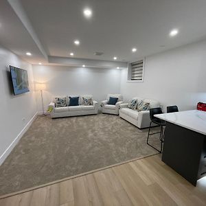 Luxurious Basement Apartment Near 401 And Hospital London Exterior photo